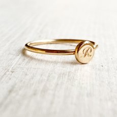 Tiny gold - en vacker ring i 18k rödguld som kan göras personlig med en graverad bokstav.