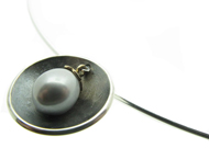 Vackert silverhalsband med odlad sötvattenspärla