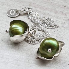 Äppel päppel grön sötvattenspärla med graverade silverdetaljer. Vackert och diskret namnsmycke!
