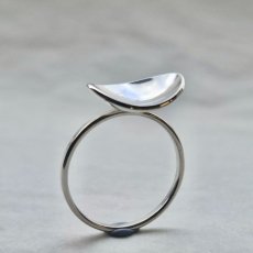Balance - en vacker silverring där en kupad ellips balanserar på ringen