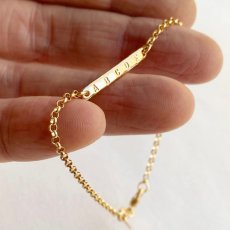 Braceletters Gold - ett personligt graverat armband i 18k guld! Familjesmycken med bra hantverk och god service!
