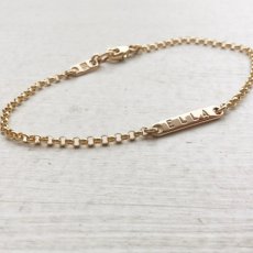 Braceletters guld - graverat guldarmband i 18k guld. Tillverkas efter beställning. Handgjort och välgjort i Stockholm.