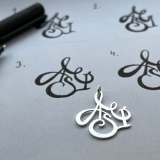 50-årspresenten du letat efter! Låt oss göra ett smycke som vi formger utifrån familjens bokstäver.