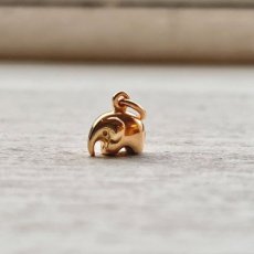 Underbar liten elefant guten massivt i 18k guld