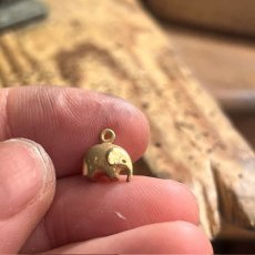 söt elefant i 18k guld som tillverkas för hand efter beställning i vår verkstad i Midsommarkransen, Stockholm.