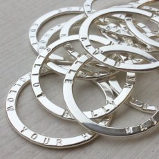 Silvercirkel med namngravyr