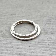 De 2 storlekarna på Inner circle - namnsmycke