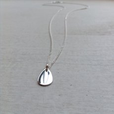 Kabalehalsband Droppe i rhodinerat silver