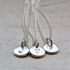 Miini halsband med barnens begynnelsebokstäver