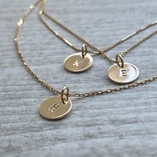 guldberlocker med bokstav i äkta 18k guld