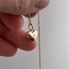 Namnhjärta guld med en bokstav stämplad som symbol för den du älskar.