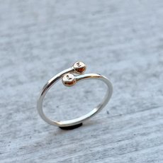 Ring med 2 guldpuckar med bokstäver