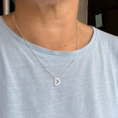 Lilla Sign är ett vackert litet silverhjärta med namngravyr för debn som önskar ett personligt familjesmycke! Tillverkas i Midso