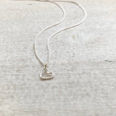 Trådhjärta halsband i silver. Handgjort i Sverige!