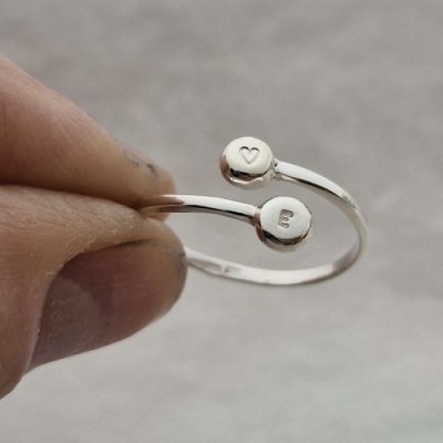 Kramring i silver med bokstäver