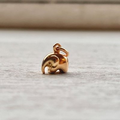 Underbar liten elefant guten massivt i 18k guld