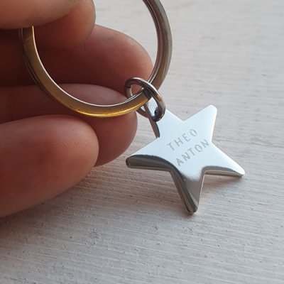 Stainless star - Nyckelring Ge bort en stjärna med personlig gravyr till din vän!